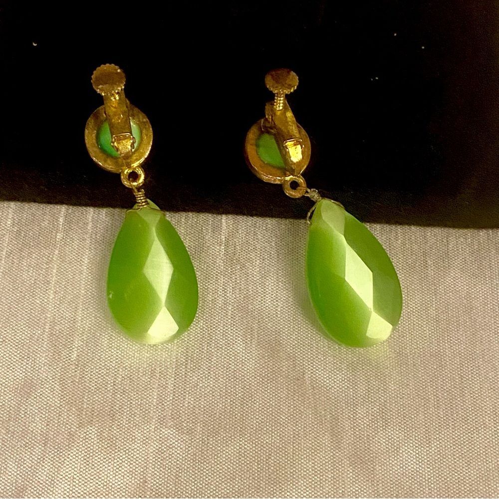 Vintage Multi Faceted Synthetic Chrysoprase Green Earrings Gold Drop Clip on - Picture 3 of 3